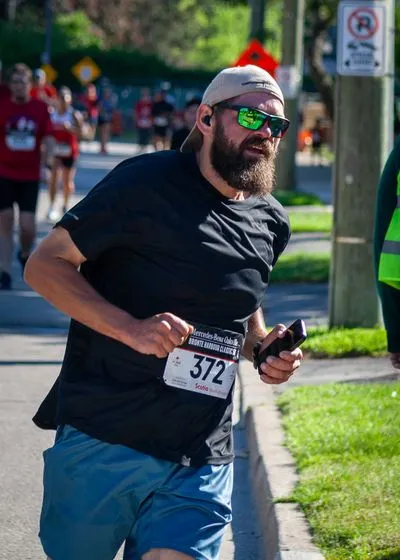 Bronte Harbour Classic 5K 2026 official race photo: Course, Mike D., Mercedes-Benz Oakville, Oakvest Group.